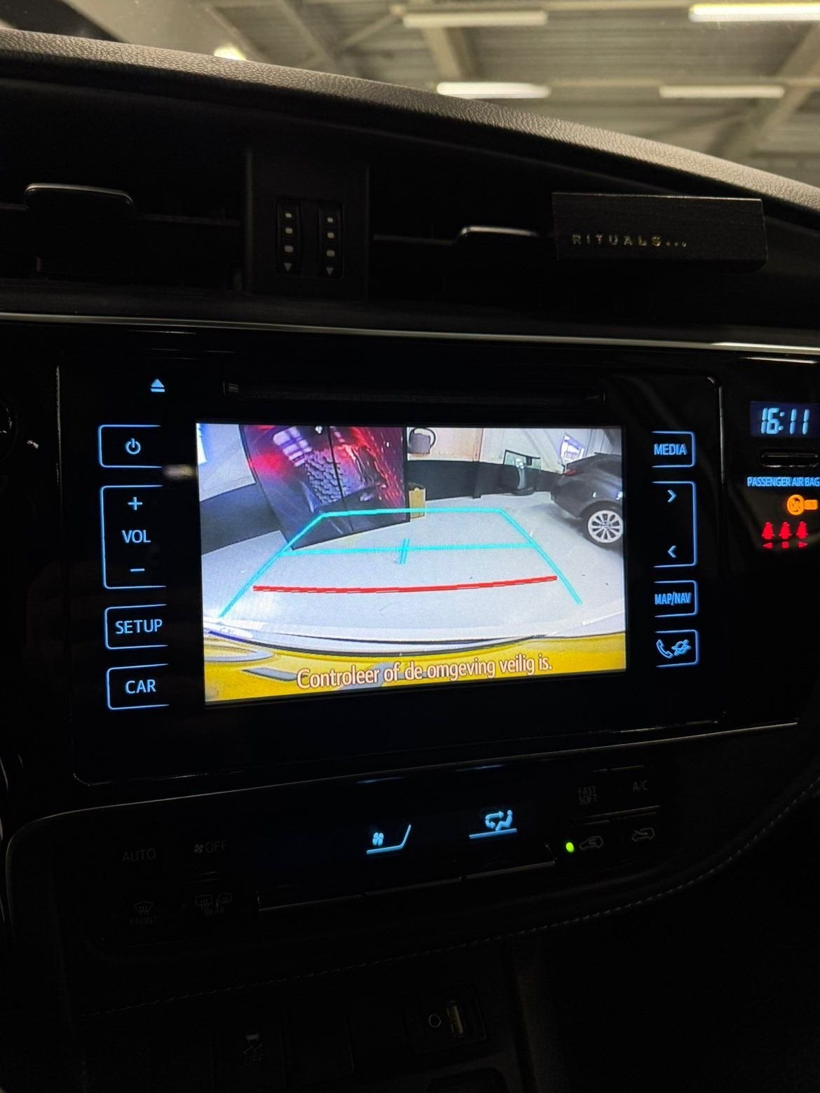 Toyota Auris 1.8 Hybrid 136pk CVT 2018 Wit, Auto's, Wit, Origineel Nederlands, Grijs, 1798 cc