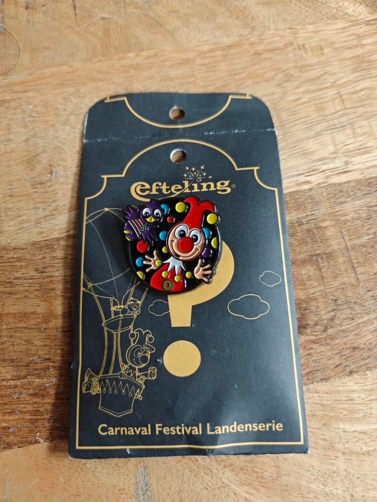 Efteling Carnaval Festival Landenserie Pin Jokie & Jet, Verzamelen, Efteling, Ophalen of Verzenden, Nieuw, Button of Speldje