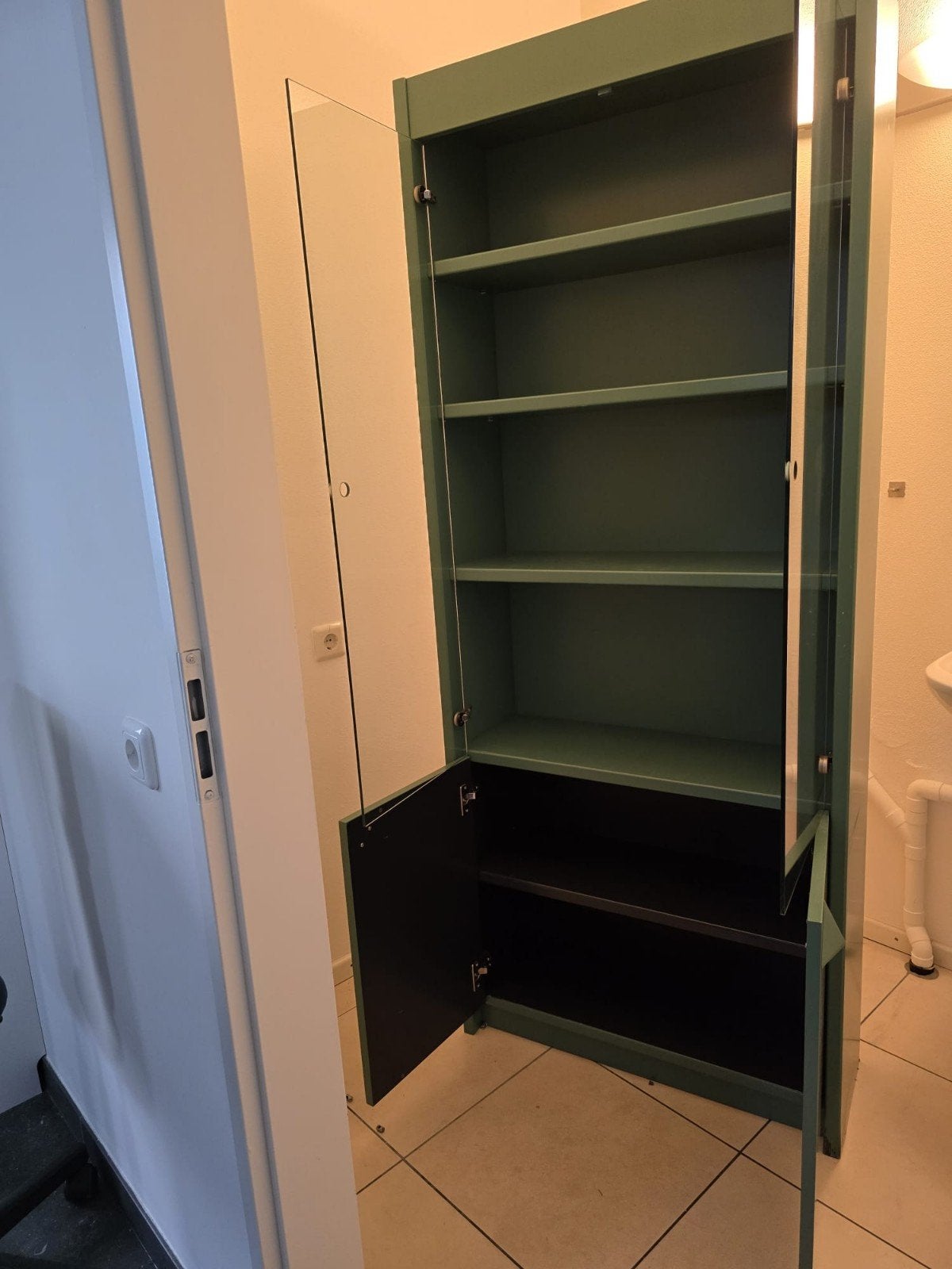 Groene vitrinekast met glazen en dichte deuren., Ophalen, Glas, 50 tot 100 cm, Modern
