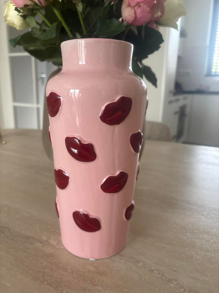 Roze vaas met rode lippen - Uniek design, Huis en Inrichting, Woonaccessoires | Vazen, Overige kleuren, 50 tot 75 cm, Aardewerk of Porselein