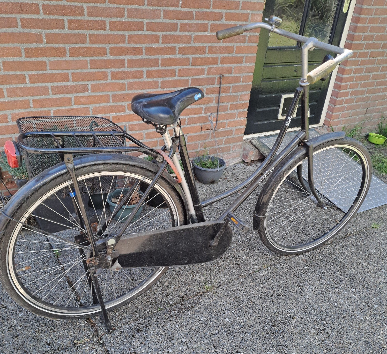 Damesfiets met mand en bagagedrager, Ophalen