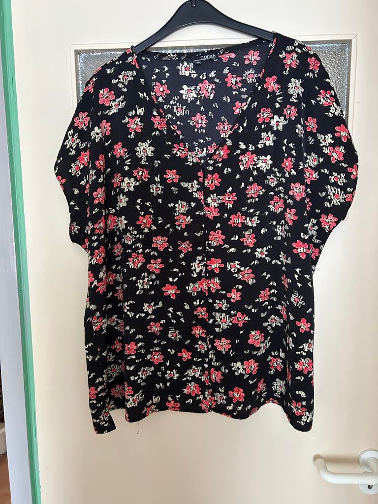 Mooie Norah blouse met bloemenprint, maat46, Kleding | Dames, Grote Maten, Ophalen of Verzenden, Zo goed als nieuw, Zwart, Blouse of Tuniek