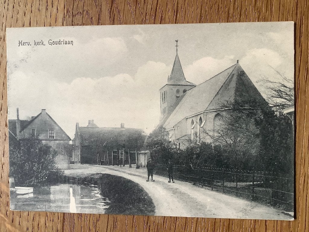 Goudriaan, dorpstafereel met hervormde kerk, Verzamelen, Ansichtkaarten | Nederland, Ophalen of Verzenden, Voor 1920, Zuid-Holland