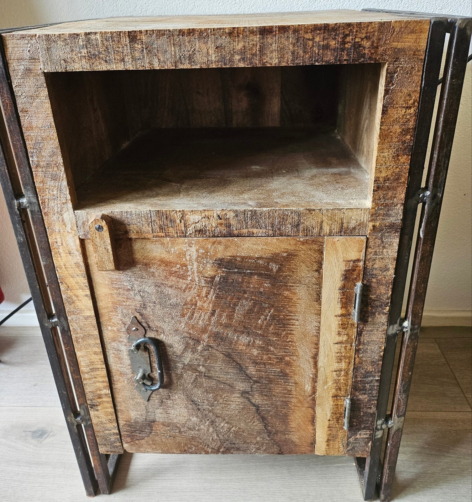 Mango houten nachtkastje/bijzettafel met metalen frame, Ophalen, Gebruikt, 55 tot 70 cm, 45 tot 65 cm