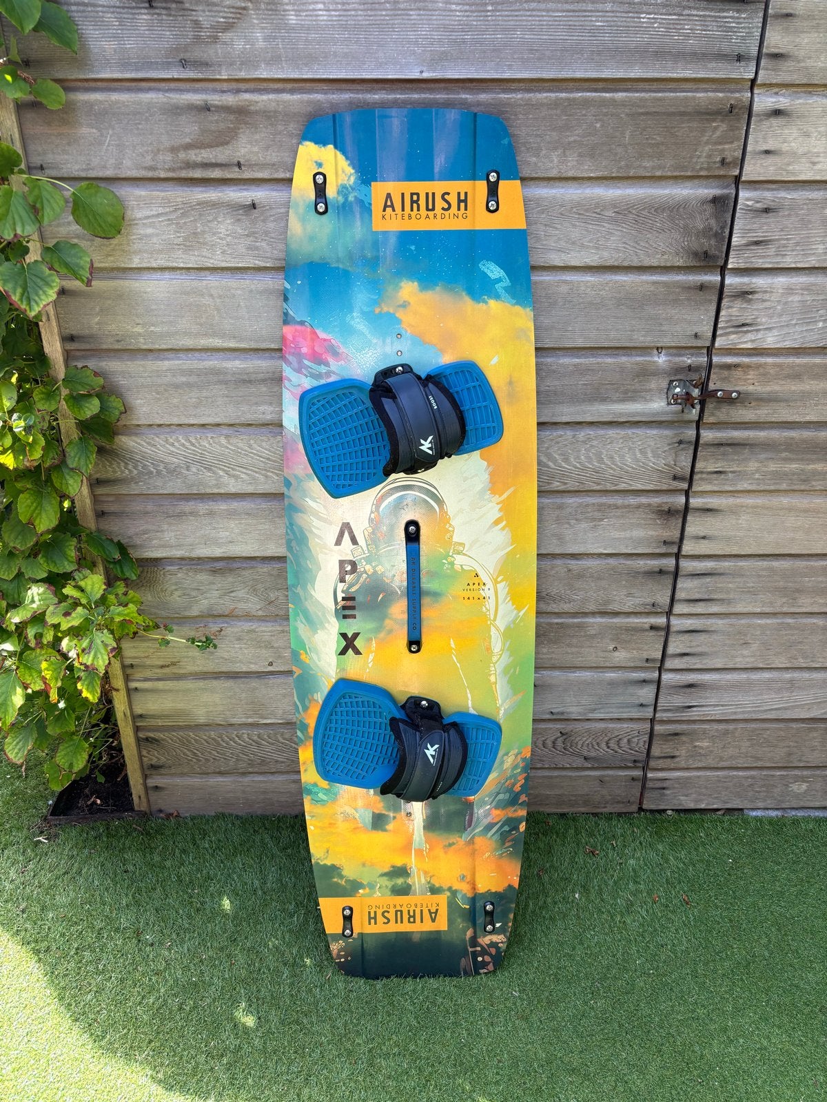 Airush Apex Kiteboard 141x41 met Boost bindingen - Z.G.A.N., Twintip, Kiteboard, Ophalen of Verzenden, Zo goed als nieuw