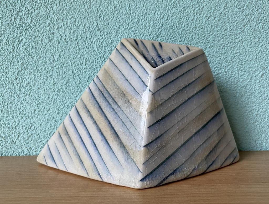 80 jaren Tom Bruinsma Ikebana piramide VAAS 3hoek MOBACH, Huis en Inrichting, Gebruikt, Overige kleuren, Aardewerk of Porselein