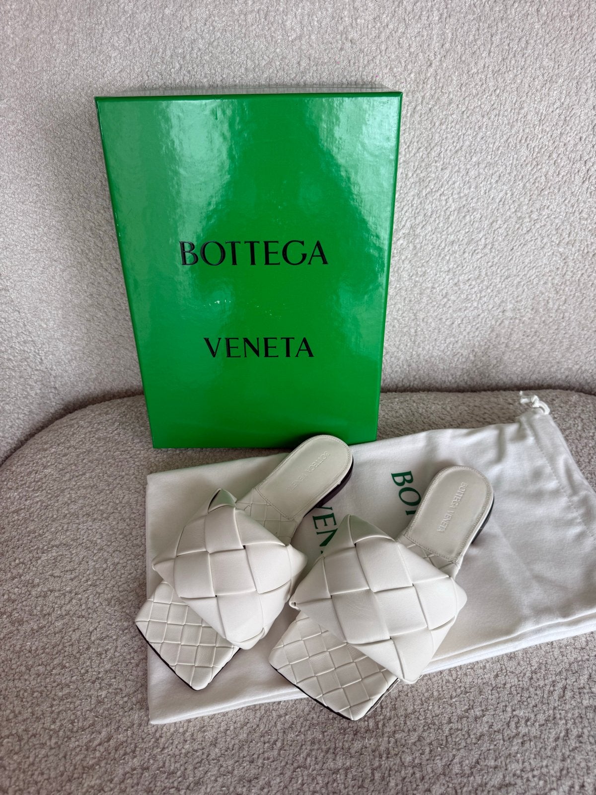 Bottega Veneta Intrecciato Padded Slippers Wit, Kleding | Dames, Schoenen, Ophalen of Verzenden, Zo goed als nieuw, Wit, Slippers