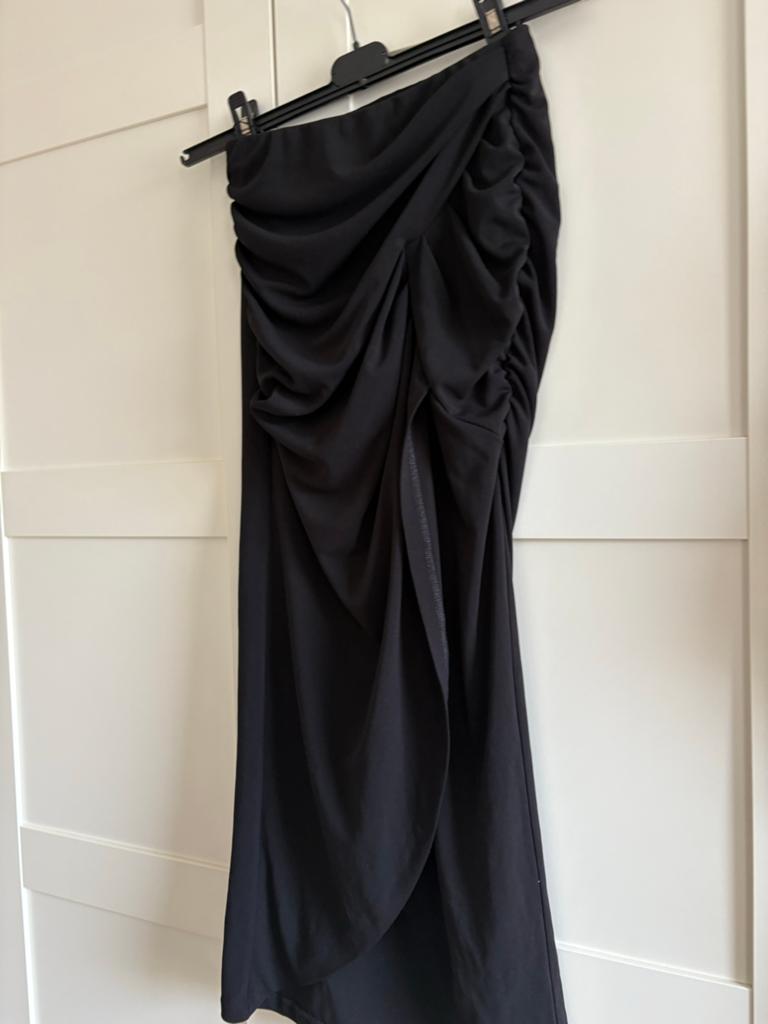 Zara Zwarte gerimpelde midi-rok, Maat 38/40 (M), Zwart, Ophalen of Verzenden, Zo goed als nieuw