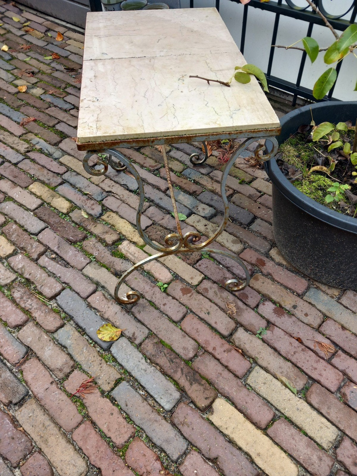 Vintage tafeltje met marmeren blad en smeedijzeren onderst, Ophalen