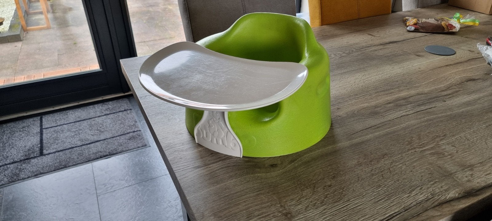 Bumbo babystoeltje met afneembaar eetblad, Kinderen en Baby's, Kinderstoelen, Ophalen of Verzenden, Gebruikt, Overige typen, Afneembaar eetblad