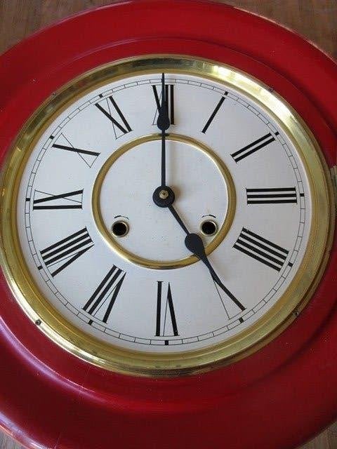 Klok rood pubklok wandklok veeruurwerk slag, Antiek en Kunst, Antiek | Klokken, Ophalen