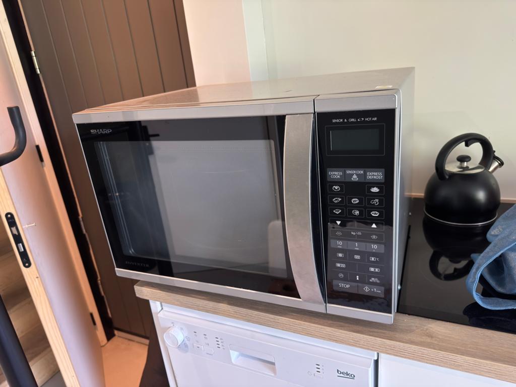 Sharp Vrijstaand 40L Tiptoets Combi, Ophalen, Combimagnetron, Gebruikt, Grill