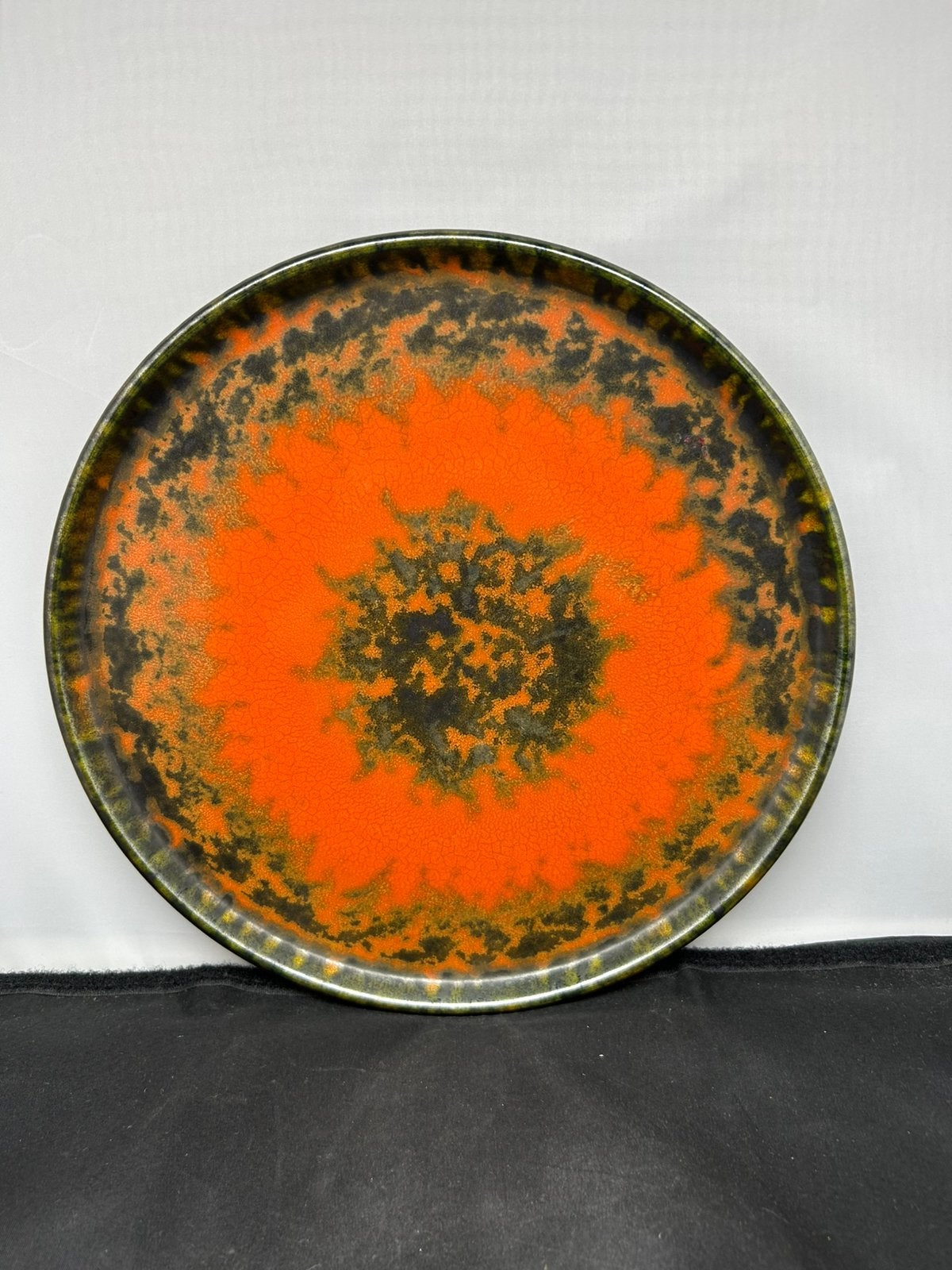 Art Deco schaal/bord Arnhemsche Fayence Oranje Zwart 26,5cm, Antiek en Kunst, Ophalen