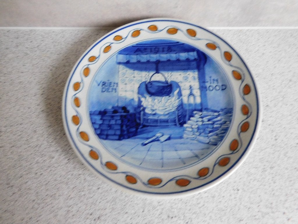 Bord 17,5 cm. Vrienden in Nood Jooft Thooft Porcelijne Fles, Antiek en Kunst, Ophalen of Verzenden