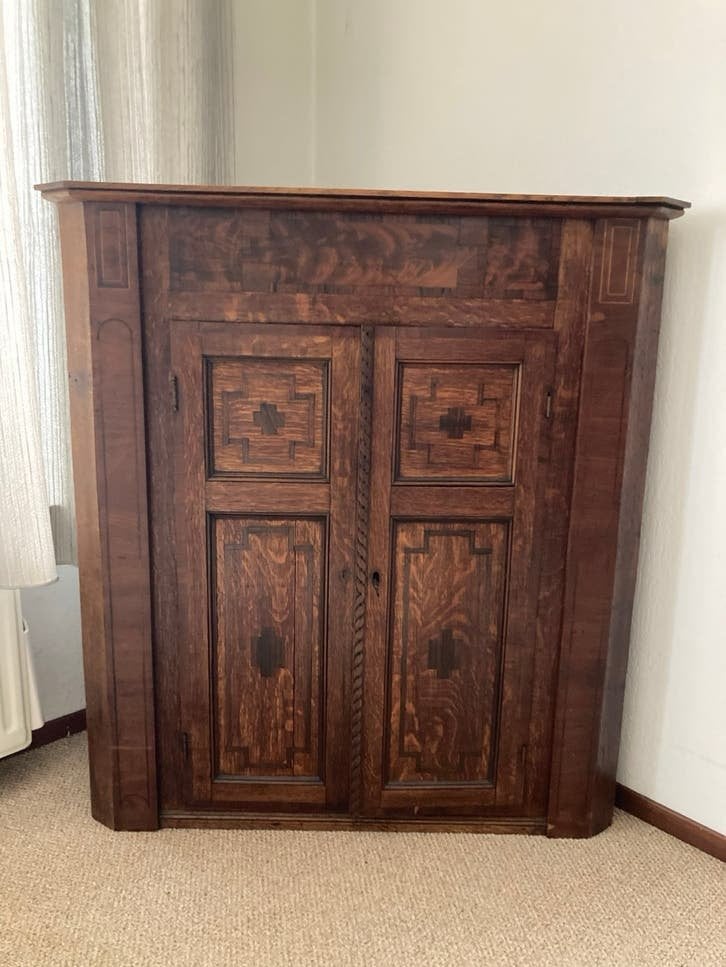 Antieke hoekkast met ingelegd hout en vrolijk behang, Ophalen