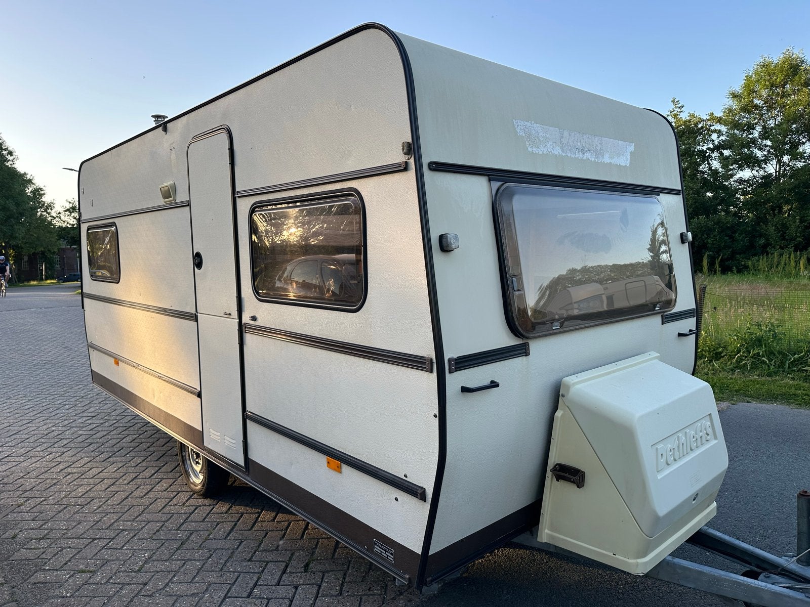 Dethleffs Pirat - Ideale 4-persoons festival/tuin caravan, Stapelbed, Rondzit, Koelkast, Bedrijf