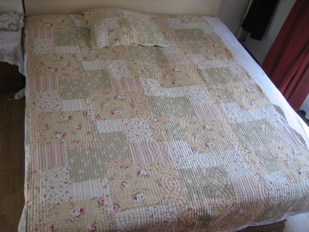 Nieuw, mooie quilt / sprei en een kussensloop., Dekbedovertrek, Nieuw, Ophalen of Verzenden, Meerkleurig