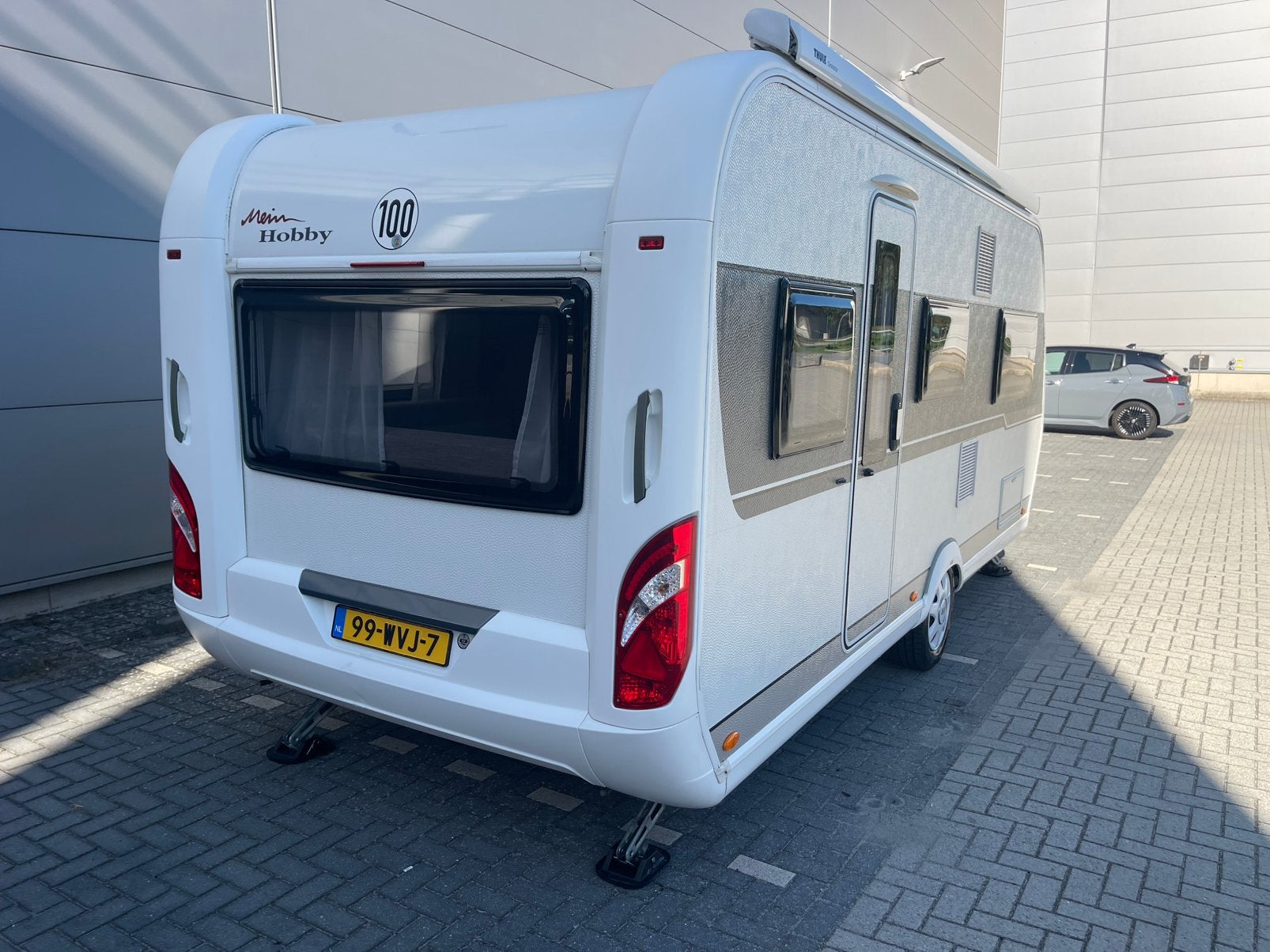 Foto 4 van Hobby 495 UL uit 2019 | 2 bedden | Mover | Luifel | Voortent