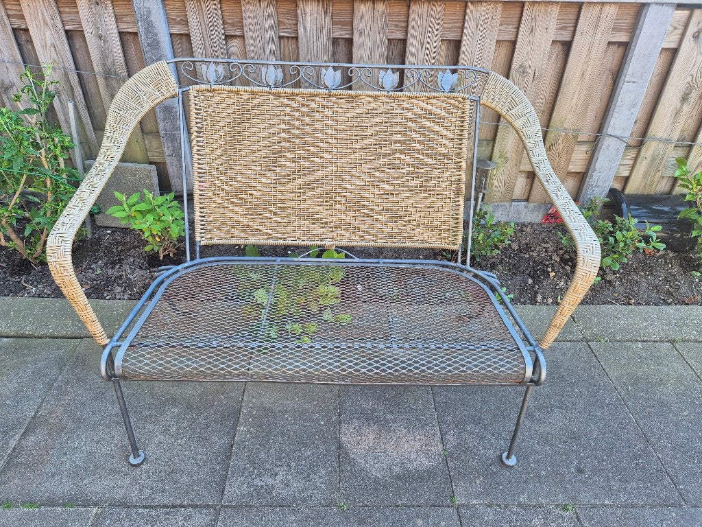 Metalen bistro brocante tuinbank met gevlochten kunst riet., Ophalen of Verzenden, Zo goed als nieuw
