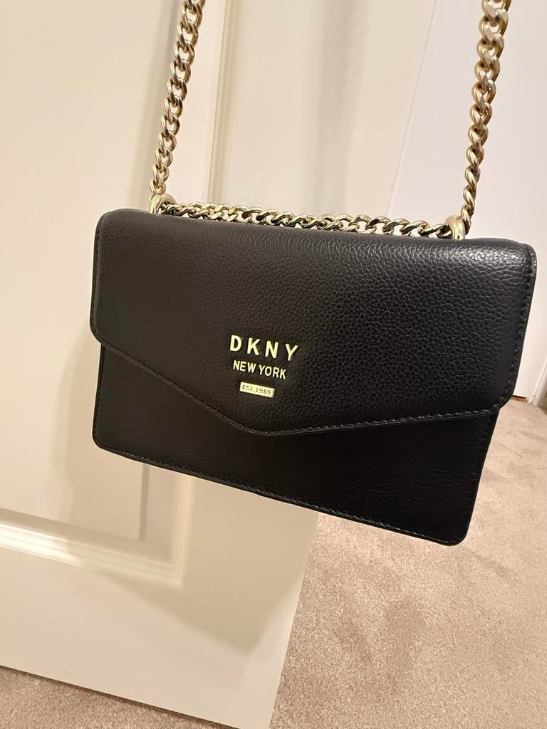 DKNY crossbody tas zwart met gouden ketting, Overige merken, Zwart, Ophalen of Verzenden, Zo goed als nieuw