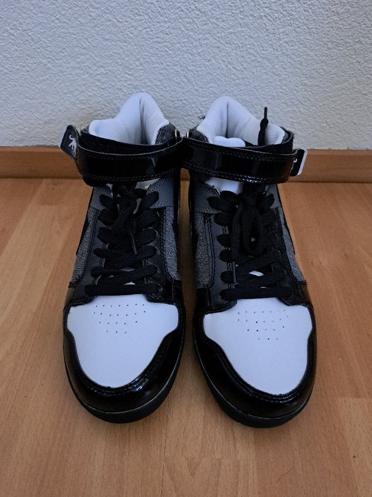 Nieuwe dames sneakers zwart/wit maat 42 lakleer, Zwart, Nieuw, Ophalen of Verzenden, Sneakers of Gympen
