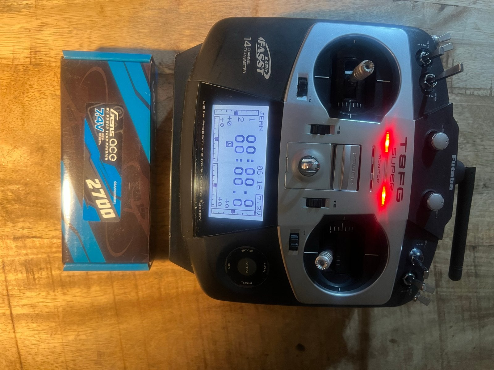 Futaba T8FG 2.4 GHz zender 14 kanalen nieuwe 2700 mAh accu, Ophalen of Verzenden, Zo goed als nieuw
