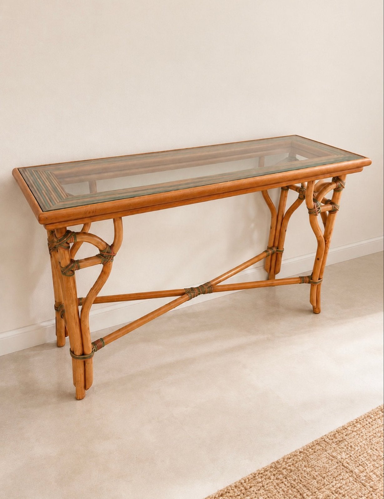 Stijlvolle bamboe sidetable met glazen blad, Huis en Inrichting, Tafels | Bijzettafels, Ophalen, Overige materialen, Zo goed als nieuw