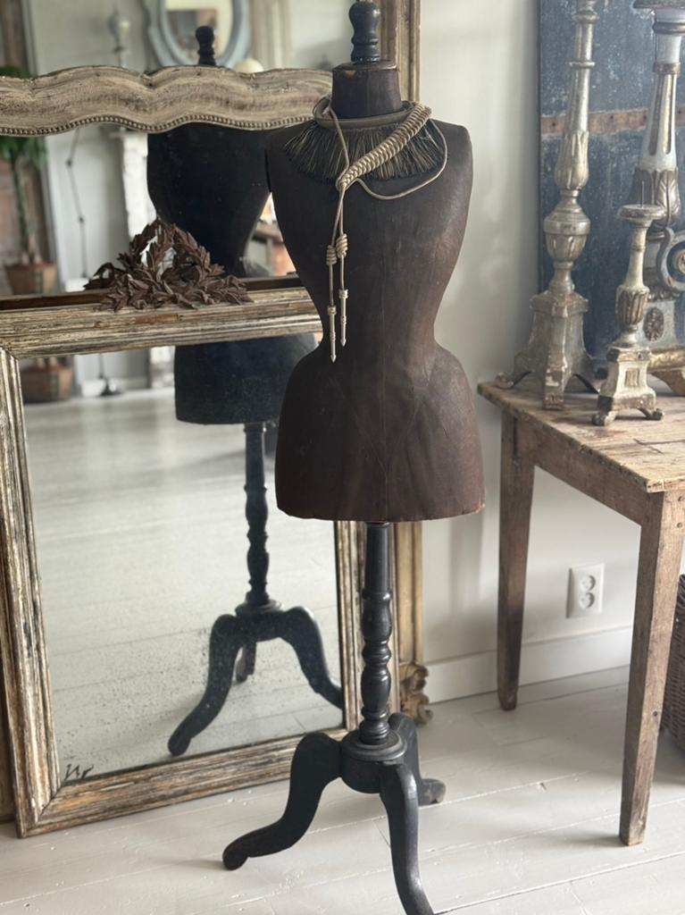 Antique wasp_waist mannequin, Ophalen