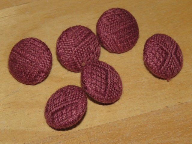 Setje vintage knopen met bordeauxrode stof 6 stuks, Ophalen of Verzenden, Zo goed als nieuw, Knoop of Knopen