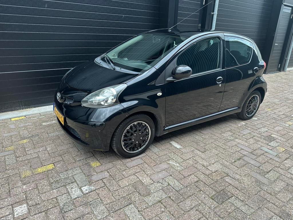Toyota Aygo 1.0 12V Vvt-i 5DRS 2007 Zwart, Auto's, Toyota, Voorwielaandrijving, Stof, Handgeschakeld, Grijs