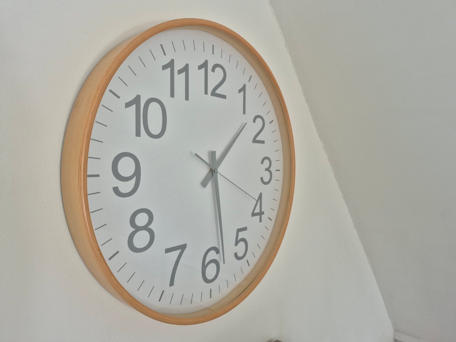 Moderne wandklok met houten rand 53cm, Ophalen, Zo goed als nieuw, Wandklok