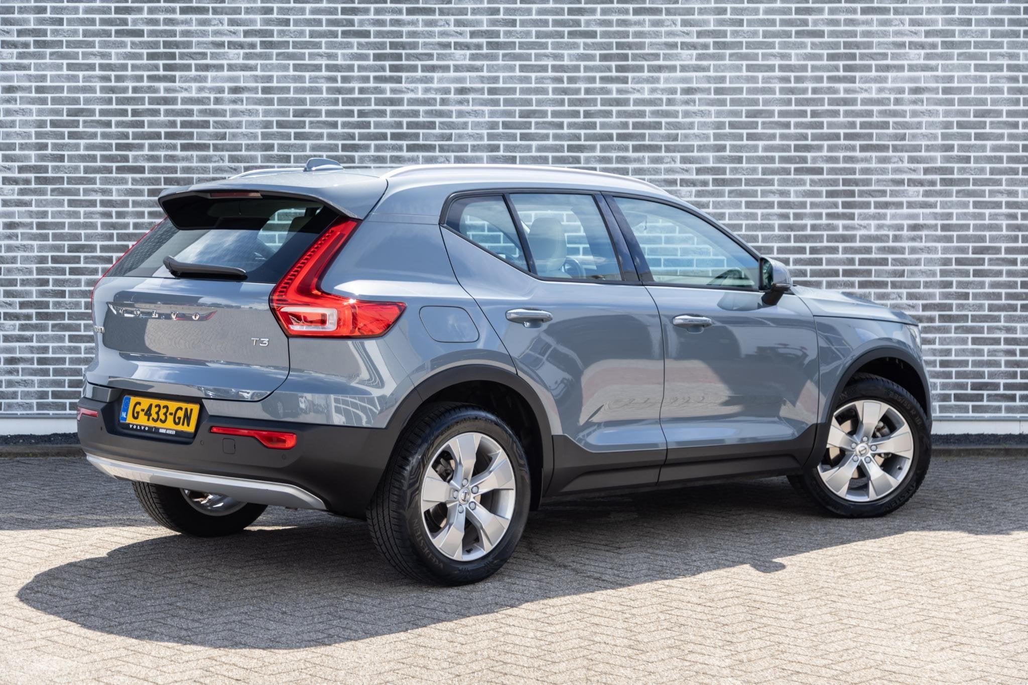 Volvo XC40 1.5 T3 Momentum Pro | Achteruitrijcamera | Parkee, Auto's, Gebruikt, Euro 6, Leder en Stof, 163 pk