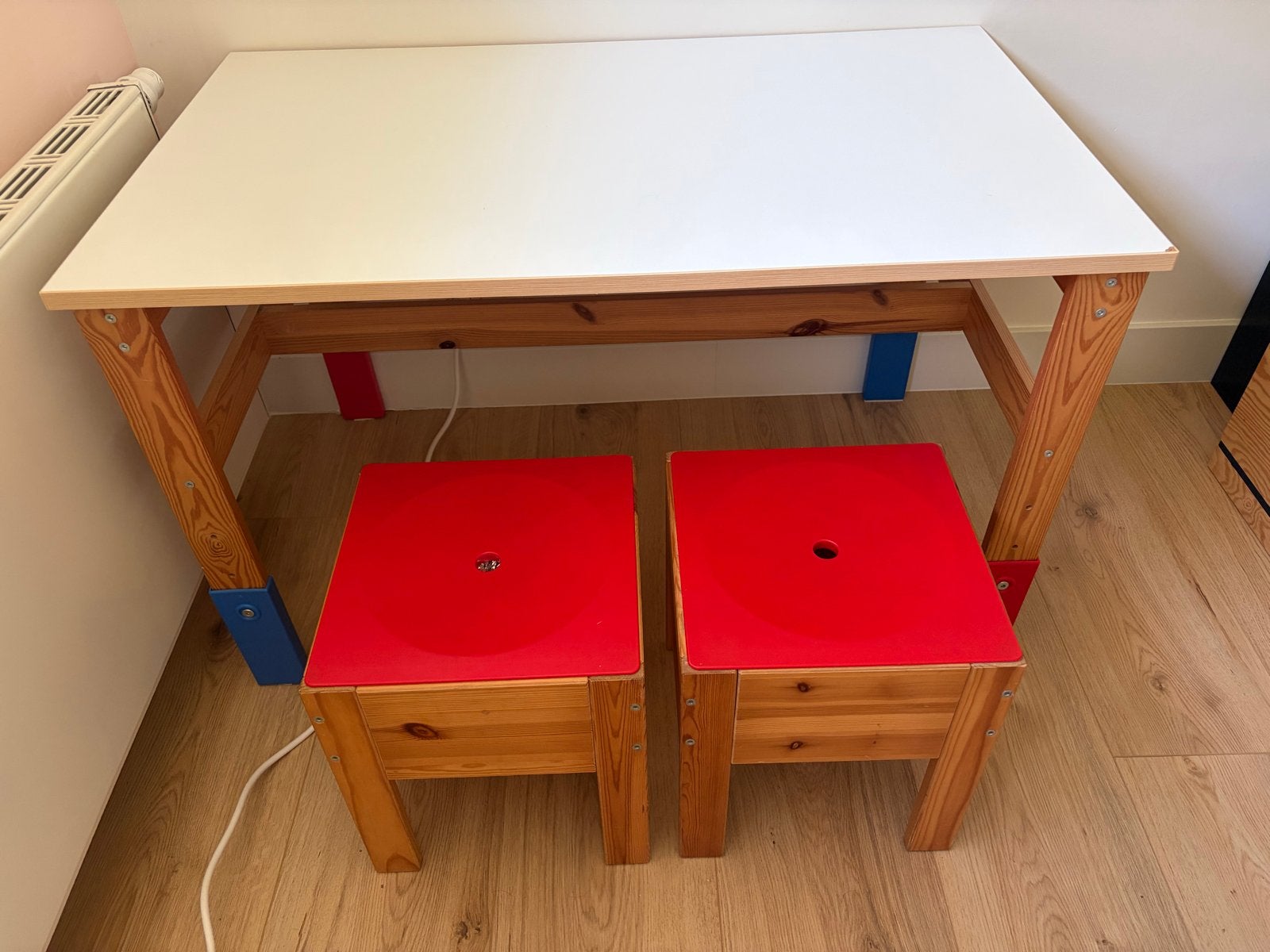 IKEA kindertafel met 2 krukjes - speeltafel, Ophalen, Zo goed als nieuw, Tafel(s) en Stoel(en)