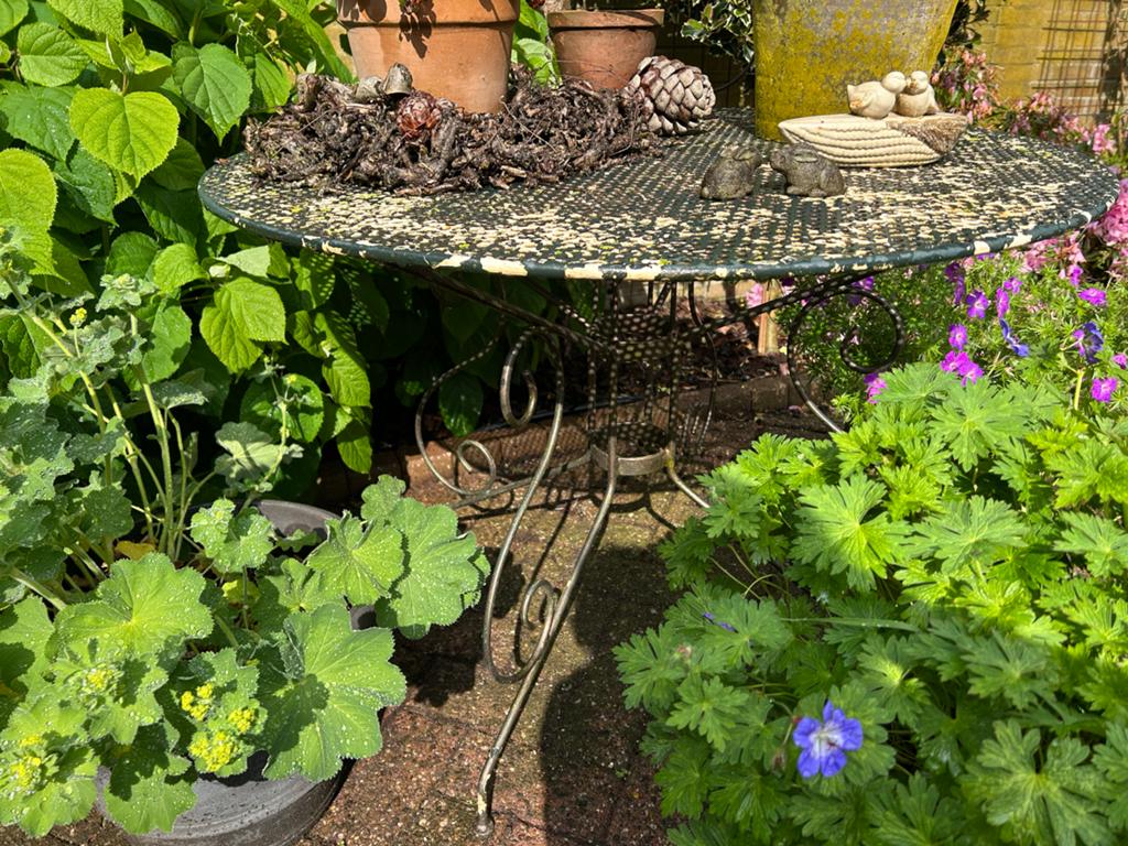 Vintage metalen tuintafel - Groen met sierlijk onderstel, Ophalen, Gebruikt, Rond, Metaal