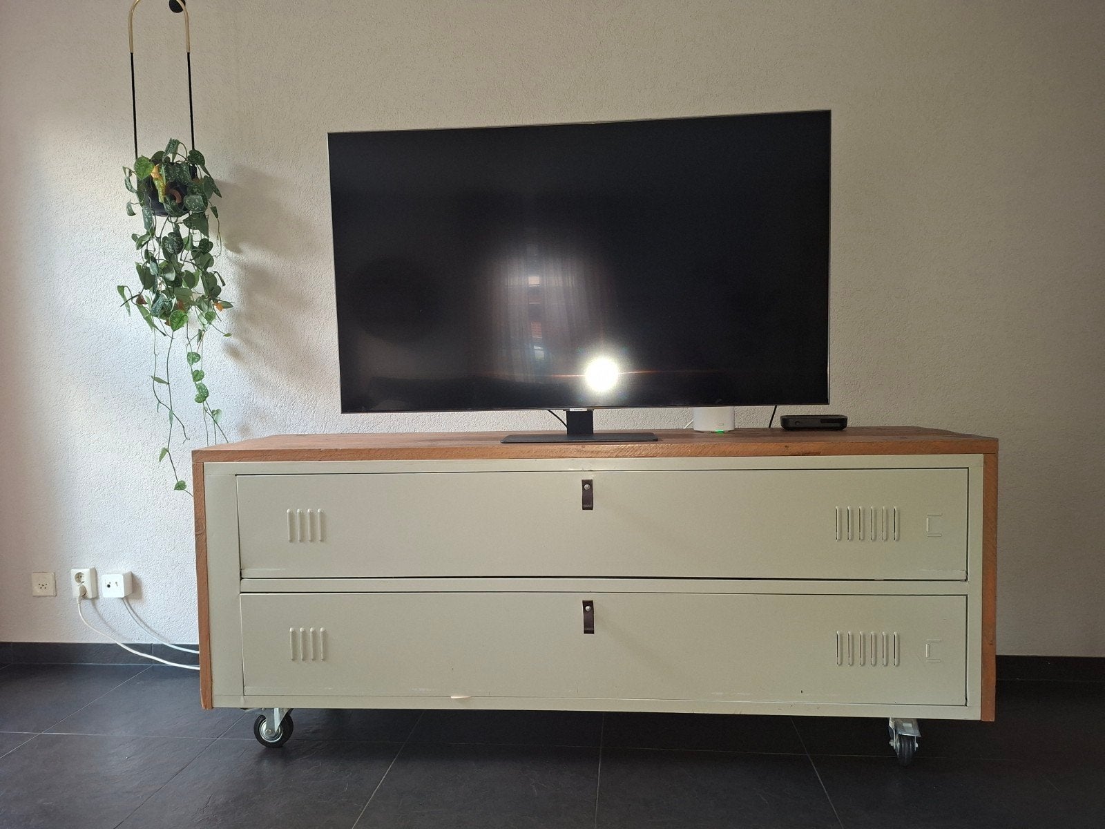 TV-meubel met wieltjes, 186x 52x 77 cm, Gebruikt, 150 tot 200 cm, Minder dan 100 cm, Industrieel