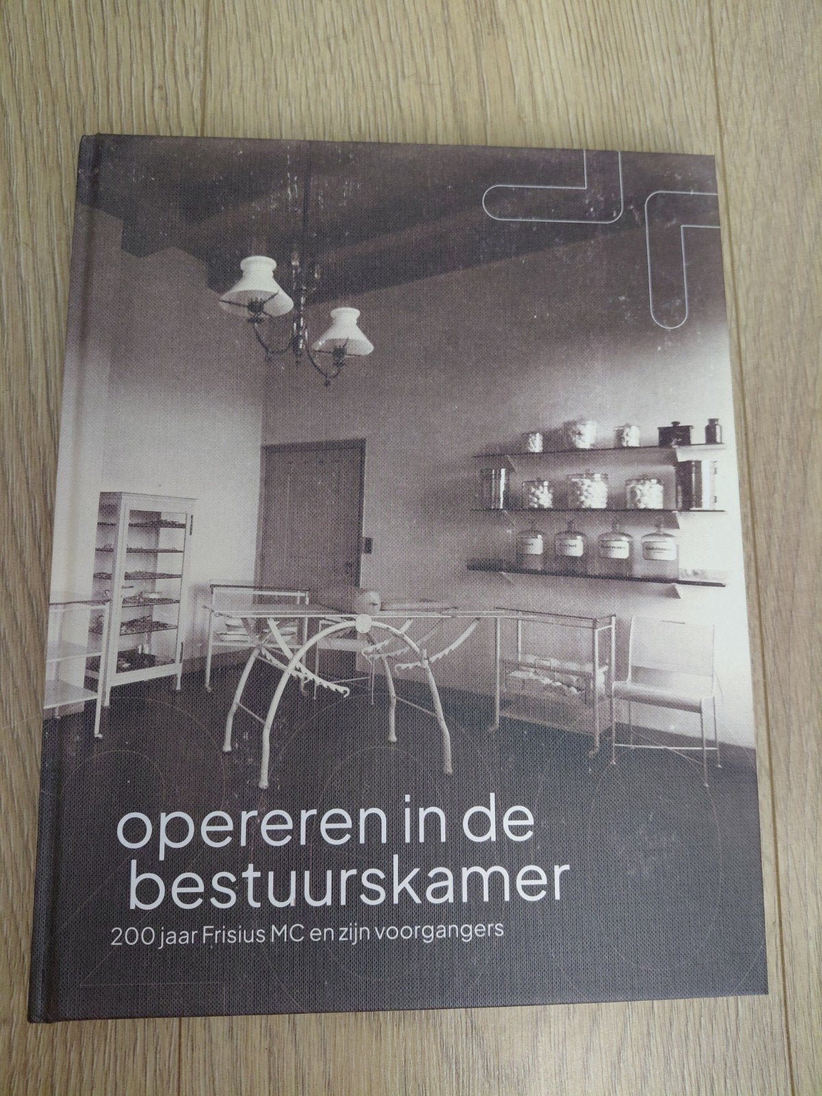 Boek: Opereren in de bestuurskamer - 200 jaar Frisius MC, Boeken, Ophalen of Verzenden, 20e eeuw of later, Zo goed als nieuw, Onbekend