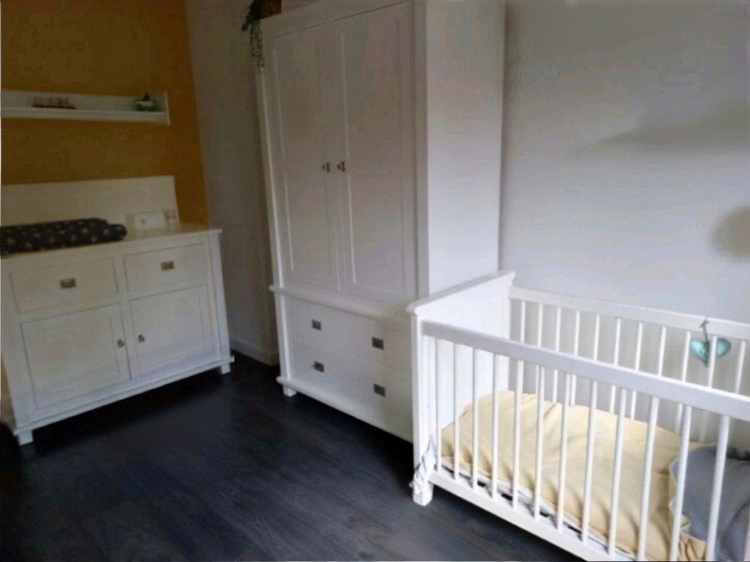 Massief houten babykamer: kast, commode, plankje en ledikant, Kinderen en Baby's, Kinderkamer | Complete kinderkamers, Ophalen