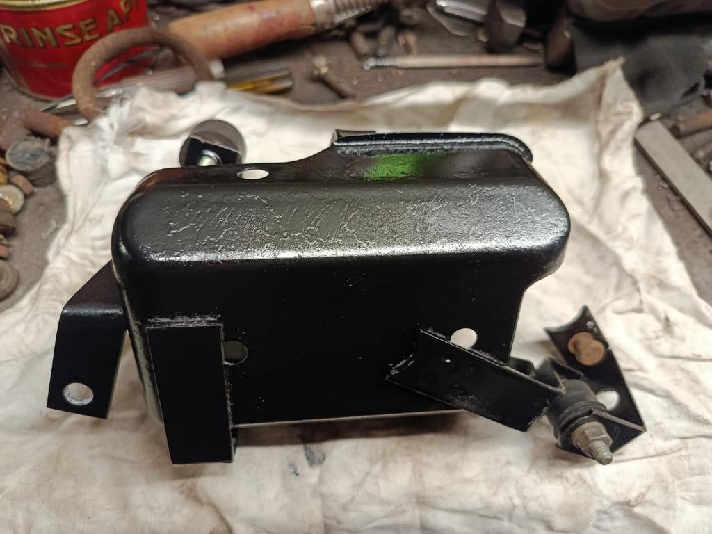 Golf GTI MK1 -ophangbeugel pomp drukaccumodulator, Ophalen of Verzenden, Gebruikt, Volkswagen