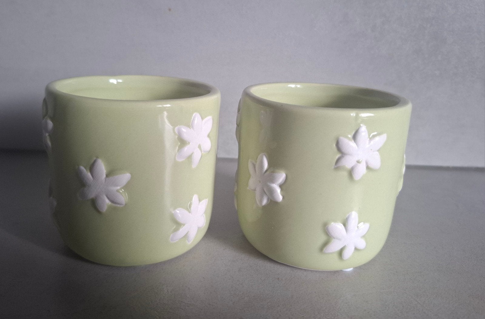 2 kleine groen met witte bloemen bloempotten, potjes, Rond, Binnen, Ophalen of Verzenden, Zo goed als nieuw