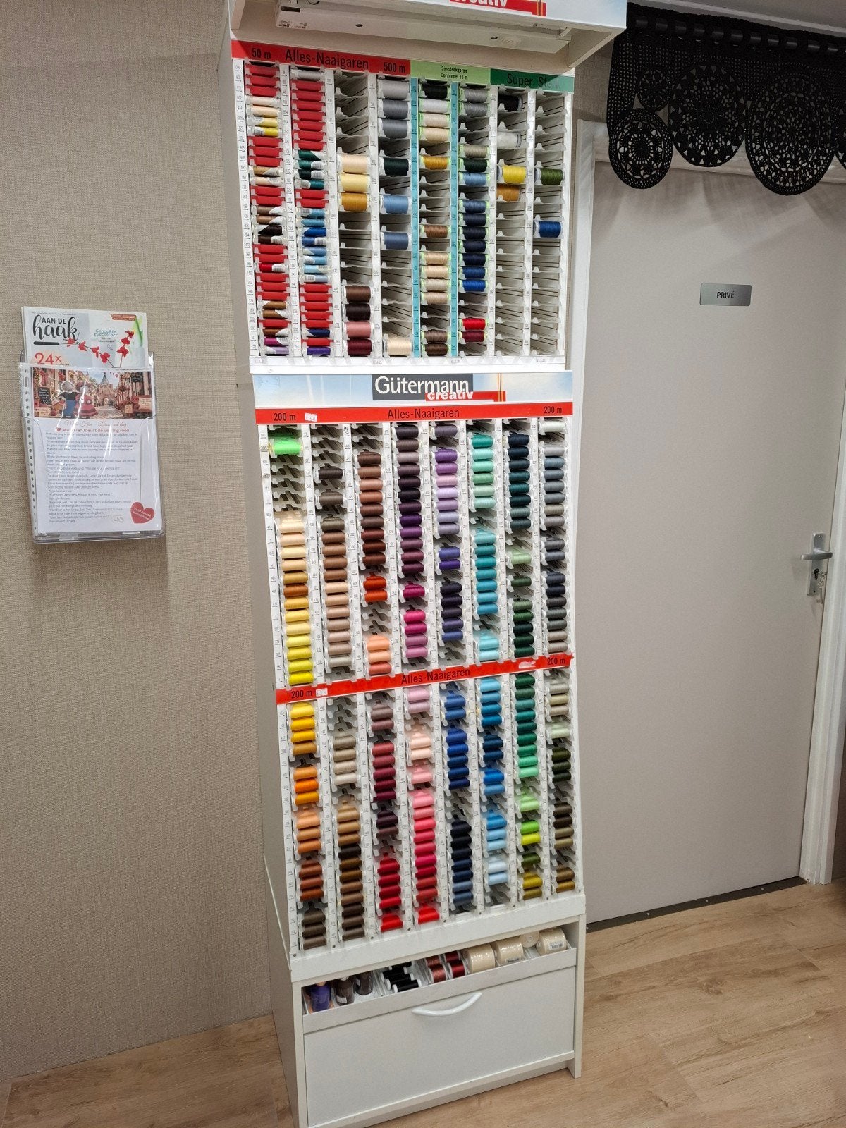 te koop gütermann naaigaren incl kast, Hobby en Vrije tijd, Ophalen, Zo goed als nieuw, Garen of Naald(en)