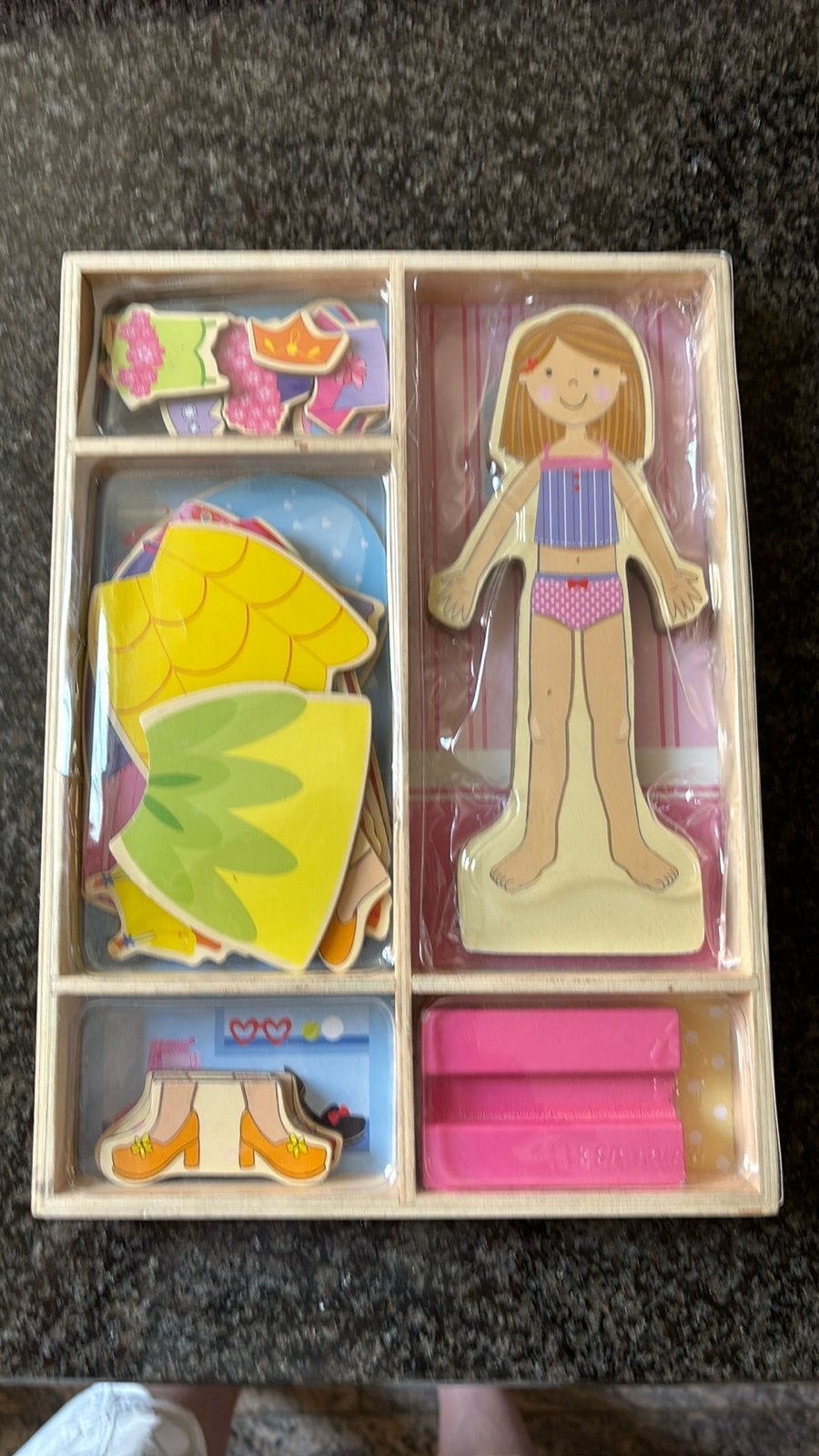 Houten aankleedpop met magnetische kleding, Ophalen of Verzenden, Zo goed als nieuw, Overige typen
