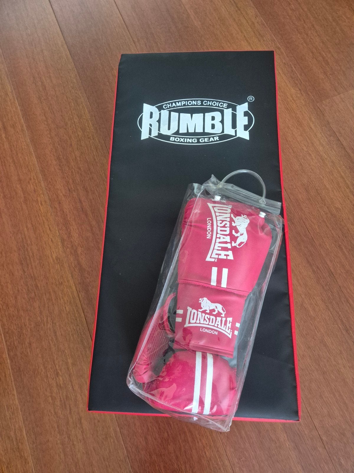 Bokshandschoenen Lonsdale en stootkussen Rumble, Ophalen, Zo goed als nieuw, Bokshandschoenen