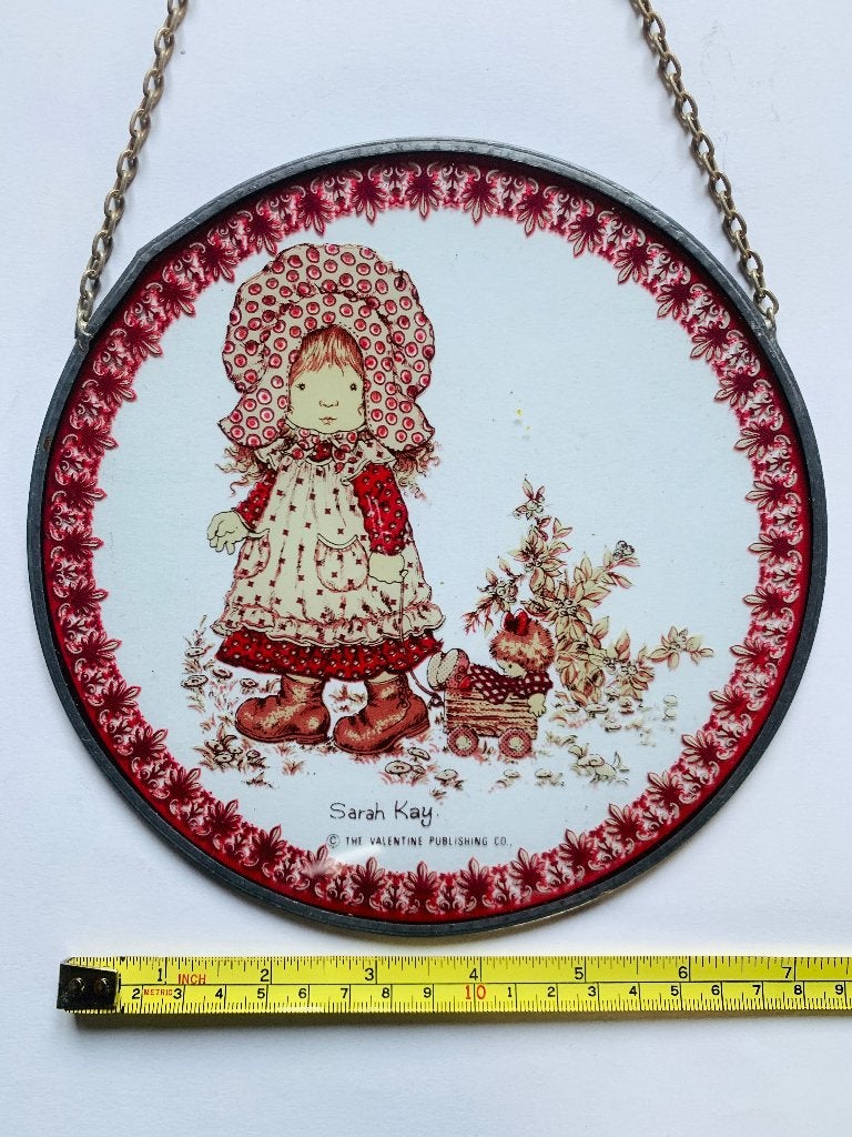 Vintage Sarah Kay raamhanger glas 19cm - Meisje met popje, Gebruikt, 19 cm, Wandhanger, Ophalen of Verzenden