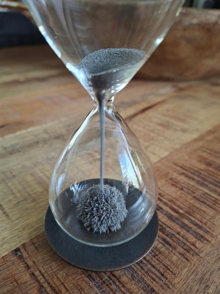 Magnetische Zandloper - Uniek Decoratief Stuk, Ophalen of Verzenden, Zo goed als nieuw, Modern, Glas