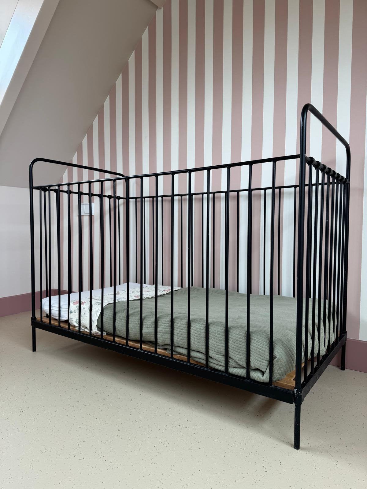 Zwart stalen ledikant met aerosleepmatras van 60x120cm, Ophalen, Gebruikt, Ledikant