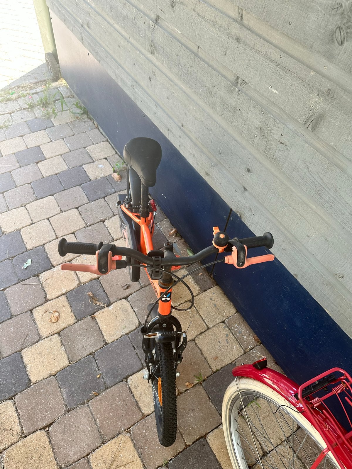 B'TWIN Kinderfiets met zijwielen - Oranje, Fietsen en Brommers, Fietsen | Kinderfietsjes, Ophalen, Zijwieltjes, Gebruikt, Velgrem