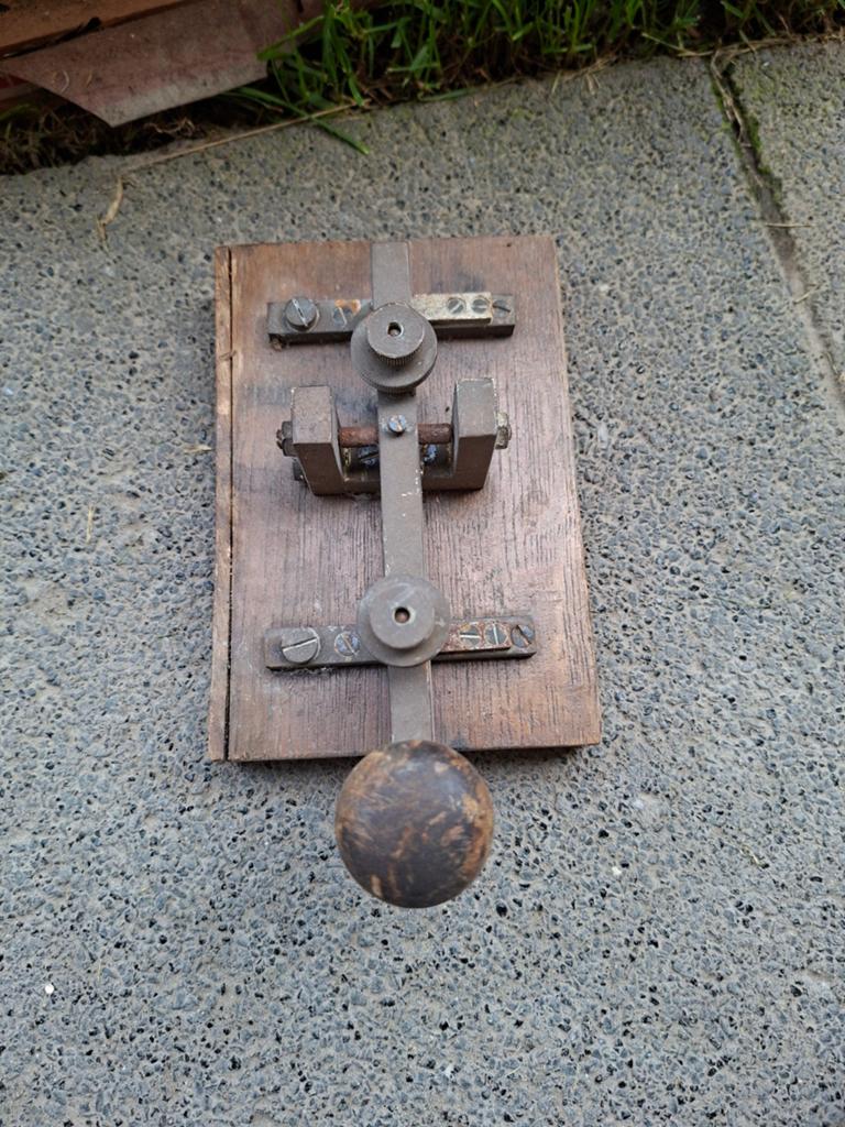 Antieke Morsesleutel op houten basis, Ophalen of Verzenden
