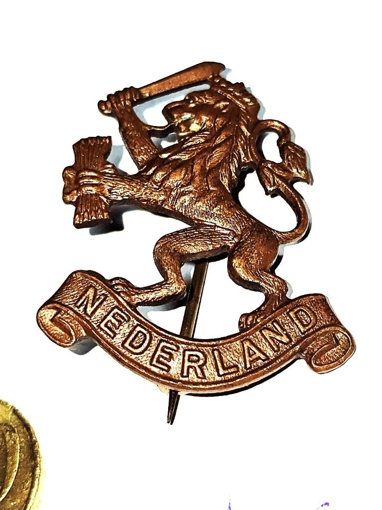 NEDERLANDSE LEEUW, GEMERKT MET STOKES / KNIL, Verzamelen, Ophalen of Verzenden, Landmacht, Nederland, Embleem of Badge