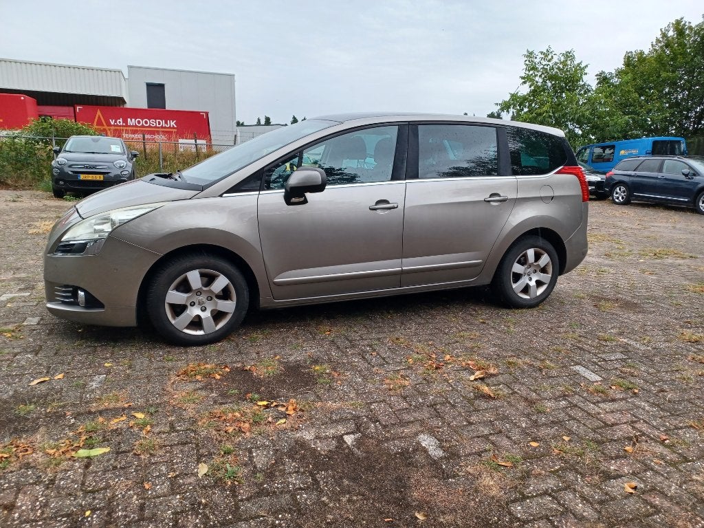 Peugeot 5008 1.6 THP 17 Aut6 2011 ,7 persoons ,nieuwe motor, Auto's, Peugeot, 7 stoelen, Origineel Nederlands, Bedrijf, 1600 kg