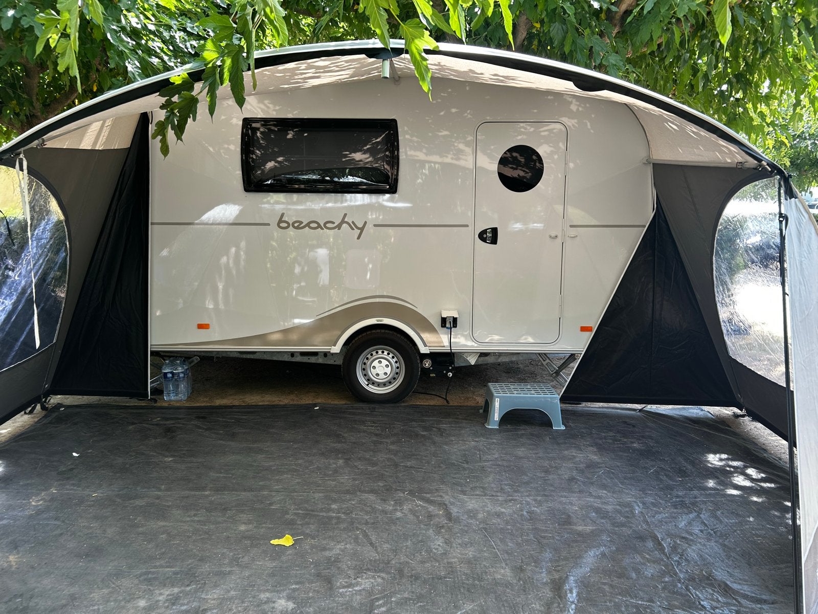 Hobby Beachy 420  Compacte /stijlvolle lichtgewicht caravan, Rondzit, Hobby, 750 - 1000 kg, Particulier